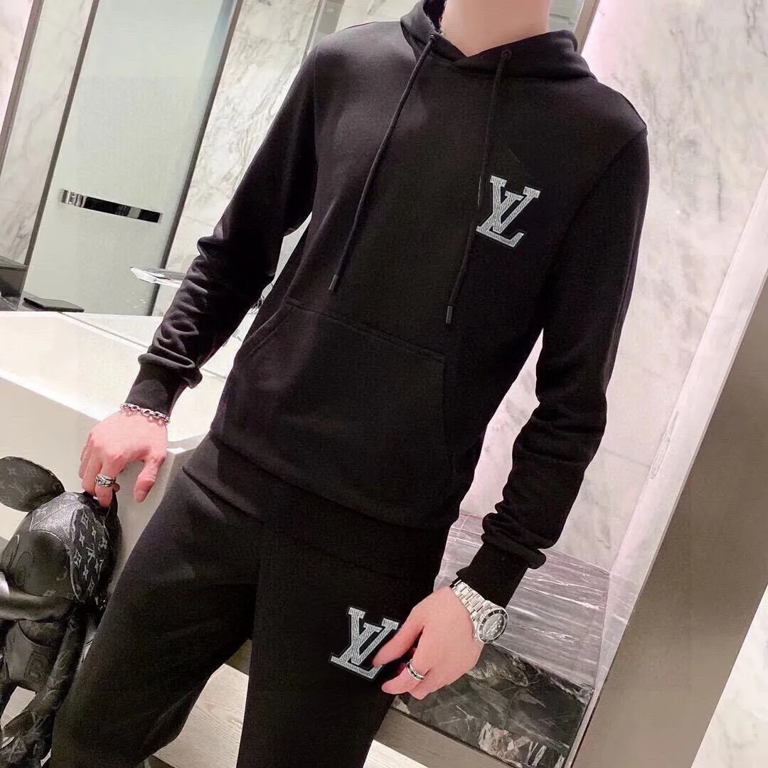 🅿️400 direct batch [LV Louis Vuitton] (Fat Man Gospel) hot-selling suit is coming. Focus on the original version of the official website. 2025 new hot-selling cardigan sweater suit. The original order is the best. 🇭🇰The meticulous work of top designers. Just for a fitting and perfect upper body effect. 100% natural high-quality Roman cotton, close-fitting comfort, noble and elegant! Original hardware embodies elegance and nobility! Counter size: M-5XL (maximum wear up to 220 pounds)